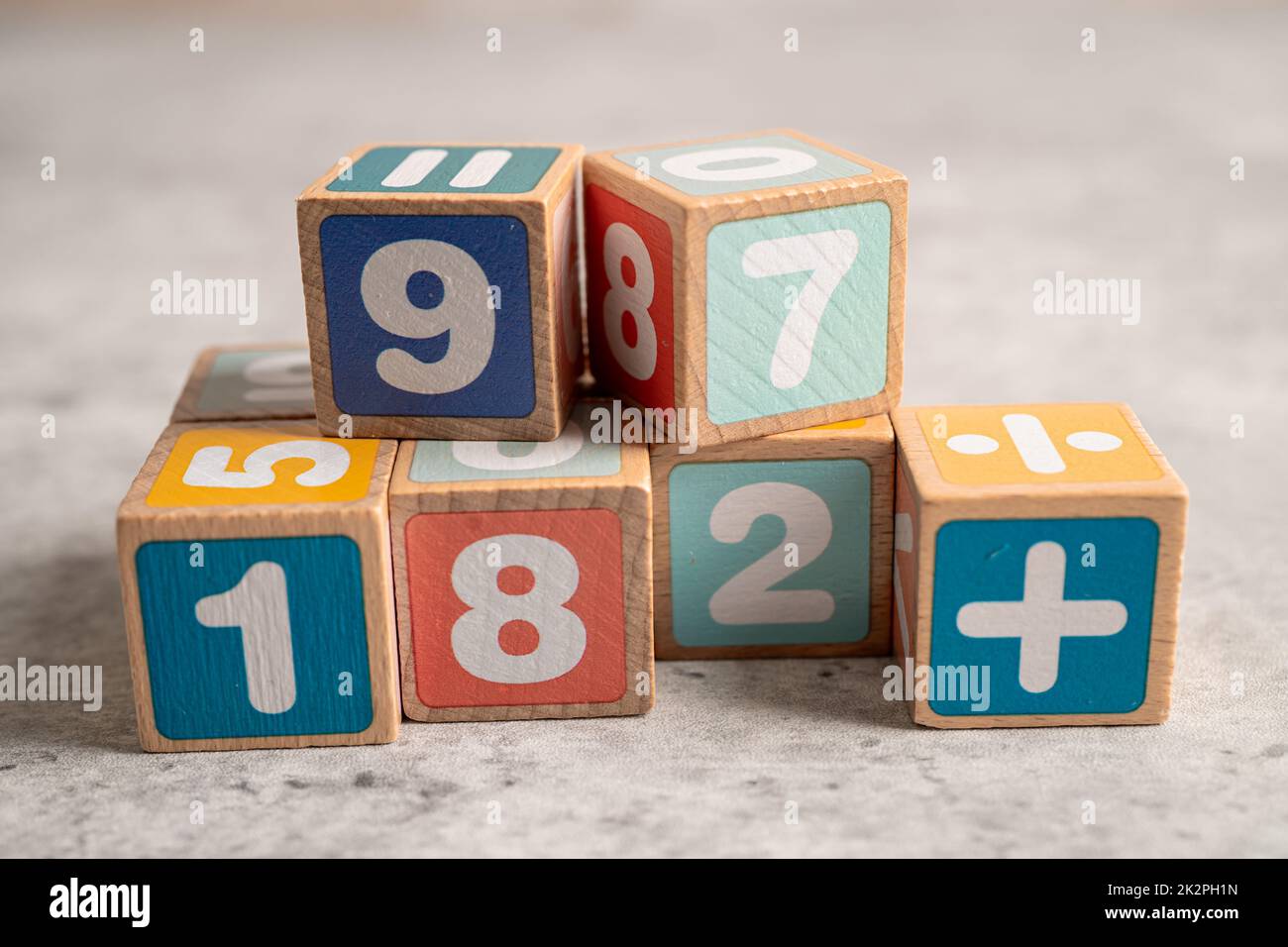 Mathe Zahl bunt auf weißem Hintergrund, Bildung studieren Mathematik Lernen Lehrkonzept. Stockfoto