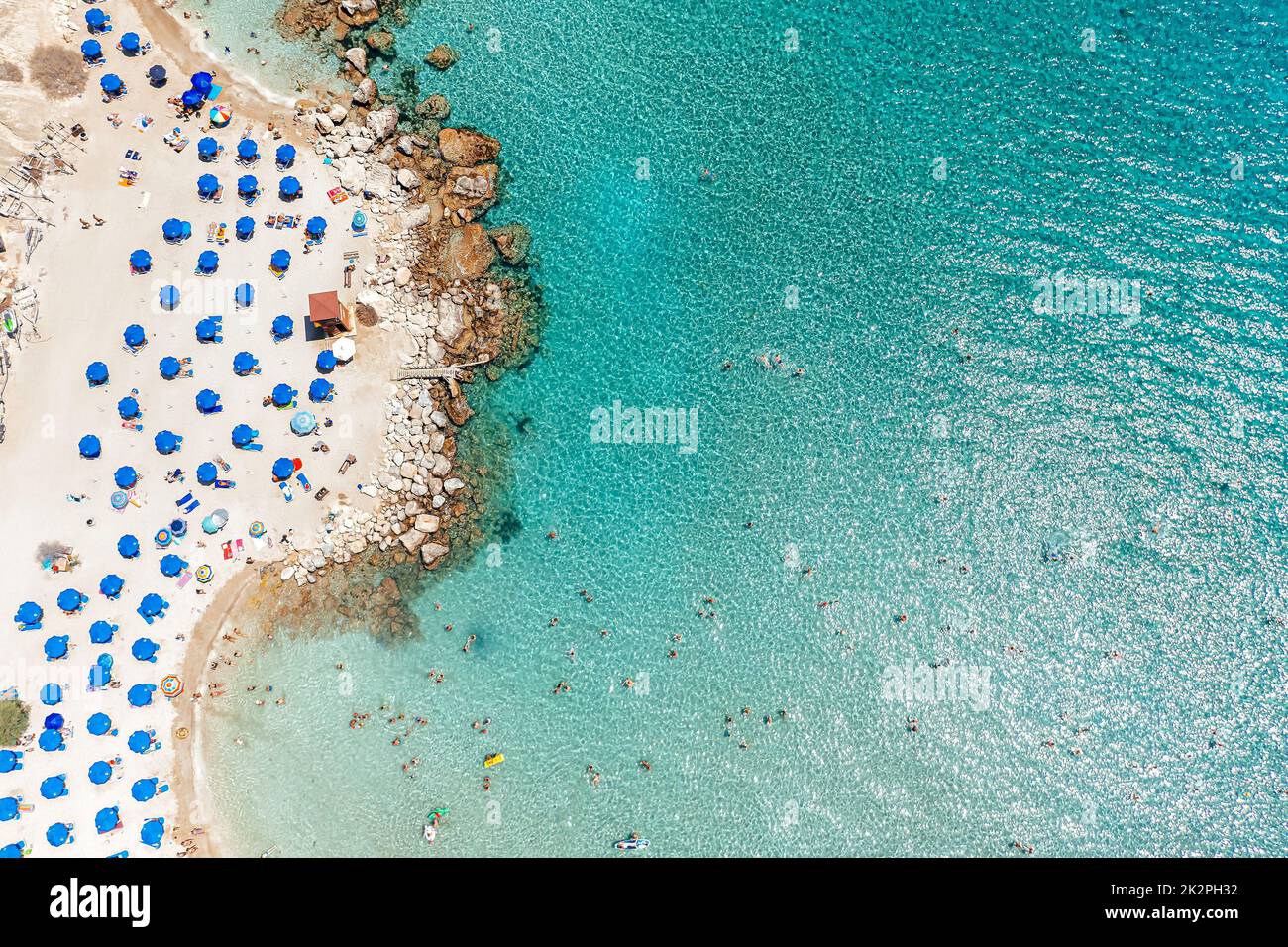 Blick von oben auf den berühmten Konnos Bay Beach. Bezirk Famagusta, Zypern Stockfoto