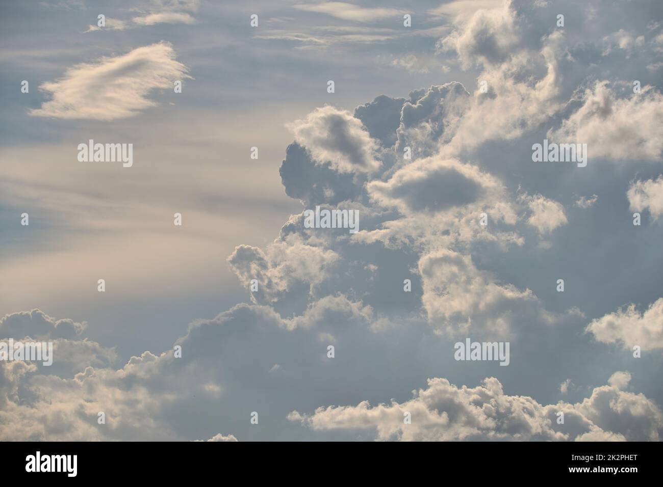 Blauer Himmel voller weißer Wolken, Sturmtag Stockfoto