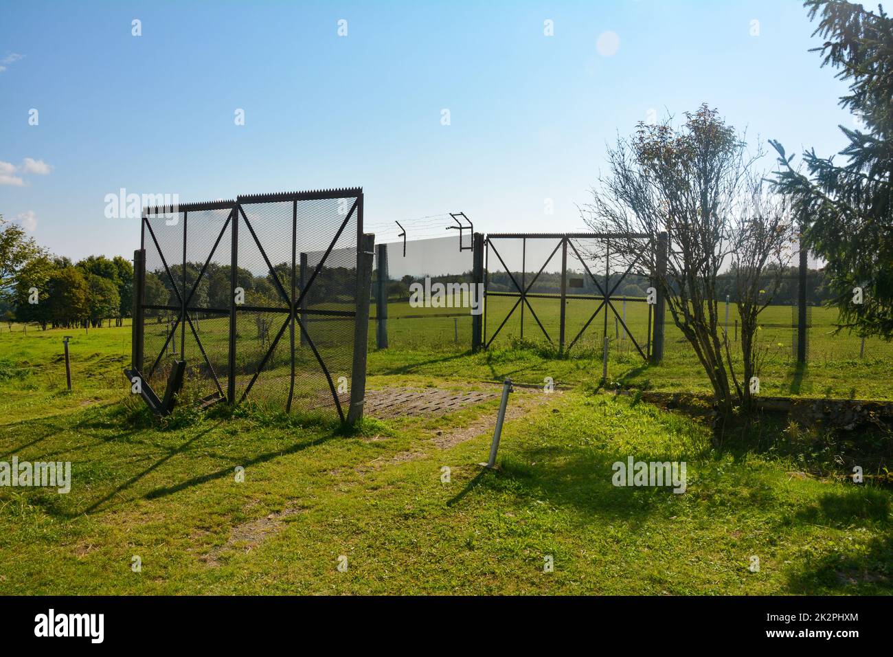 Ein alter Stacheldrahtzaun auf einer ehemaligen DDR-Grenzbefestigung Stockfoto