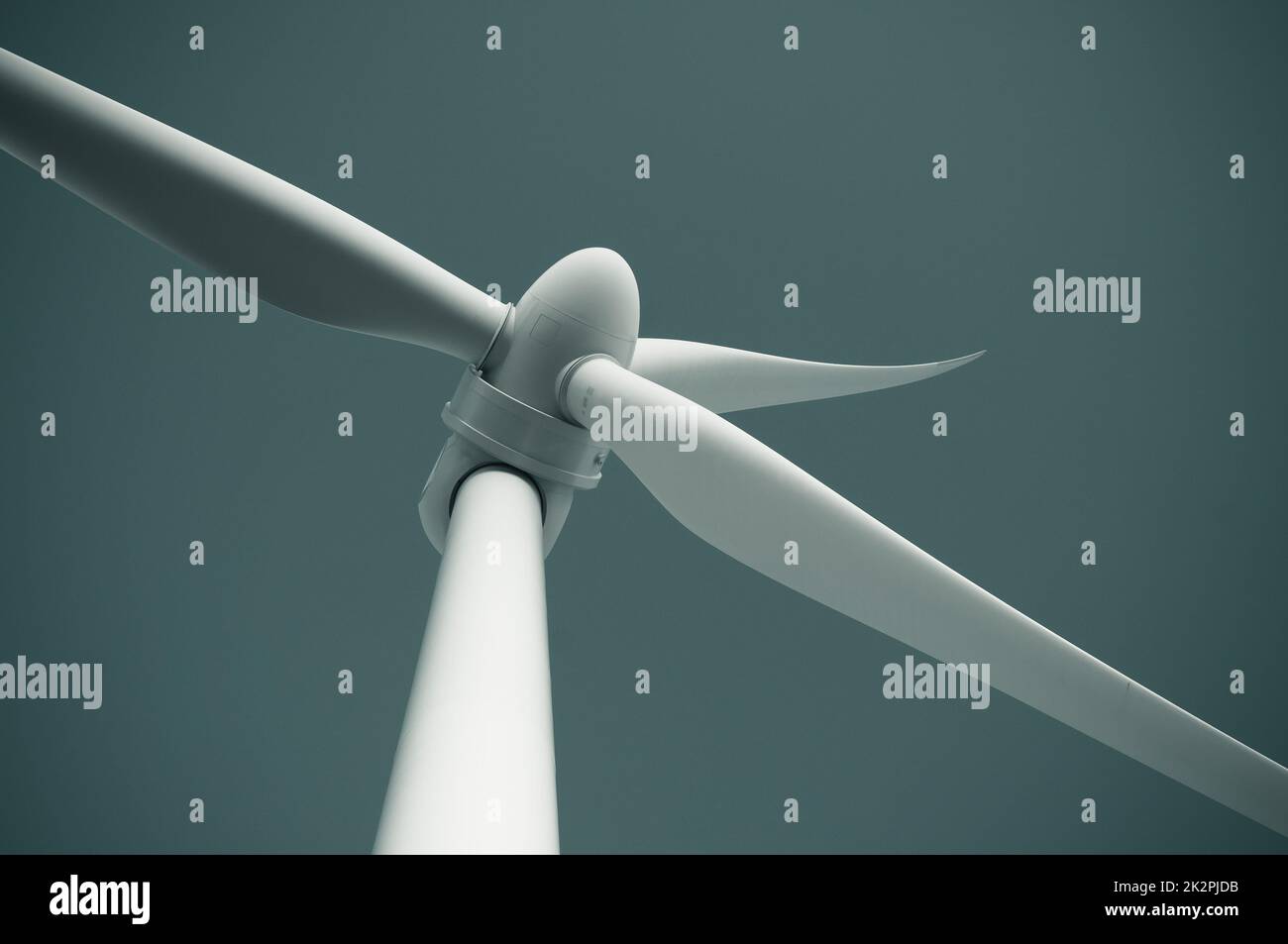 Nahaufnahme der Windturbine, die alternative Energie erzeugt Stockfoto