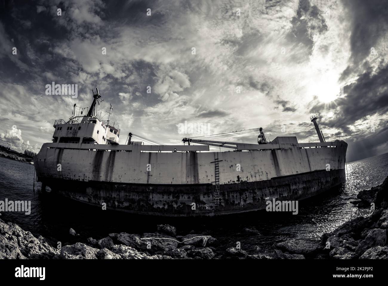 Ein Schiffswrack auf der Küste Pafos Stockfoto