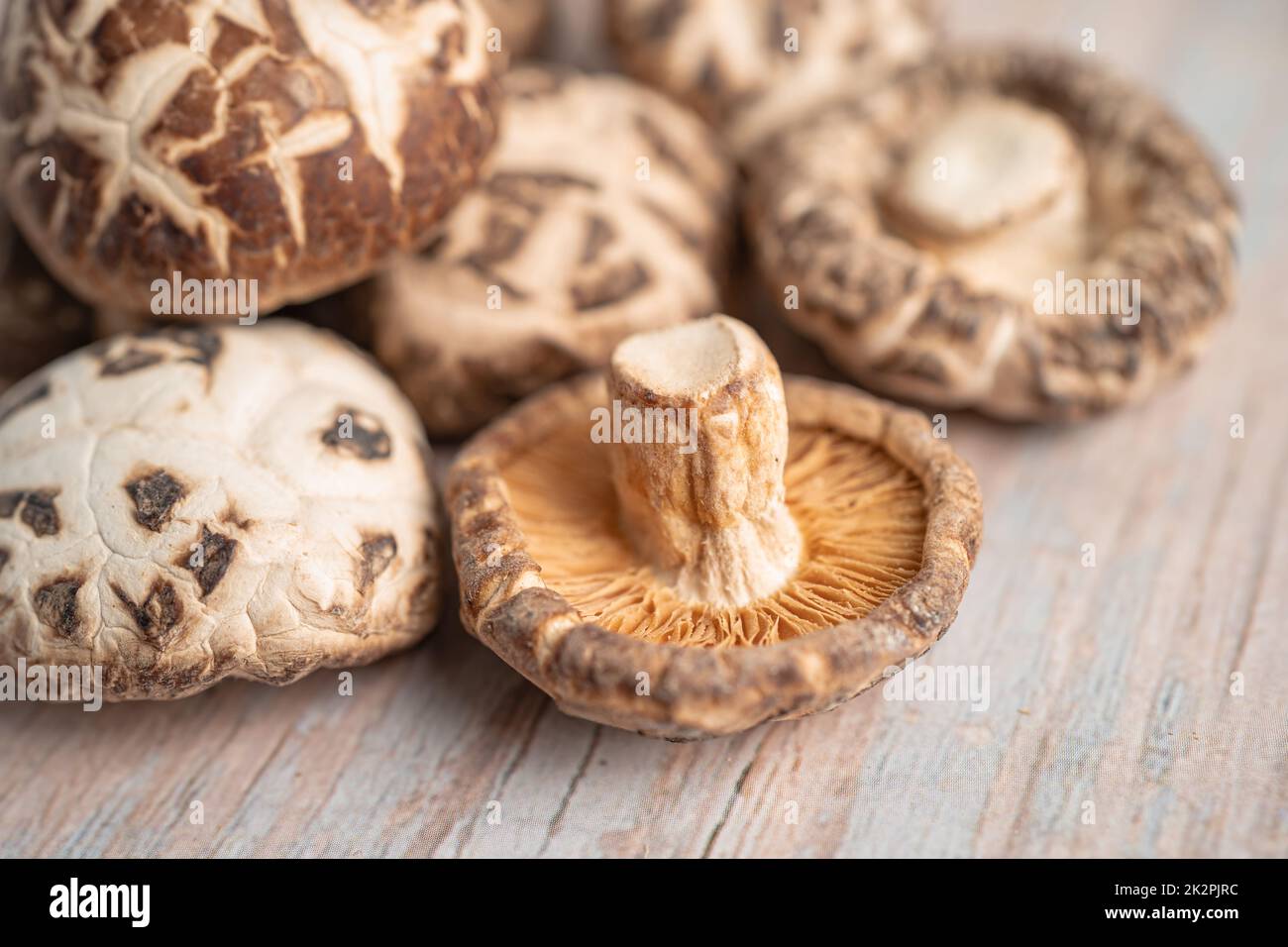 Getrockneter Shiitake-Pilz auf Holzgrund. Gesunde Ernährung. Stockfoto