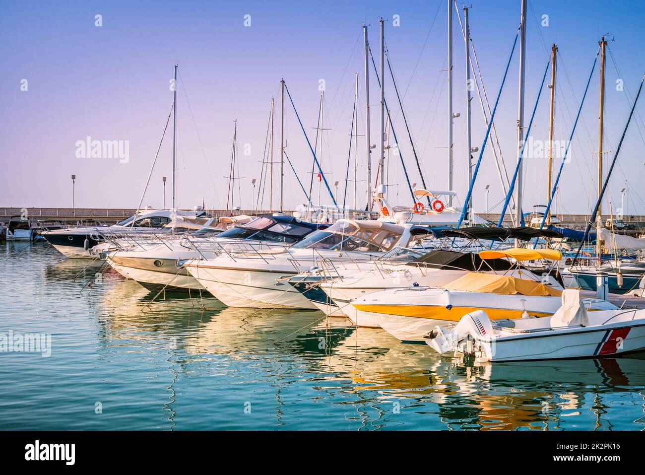 Yachten im Hafen des Dorfes Latchi. Paphos Bezirk, Zypern. Farbton eingestellt Stockfoto