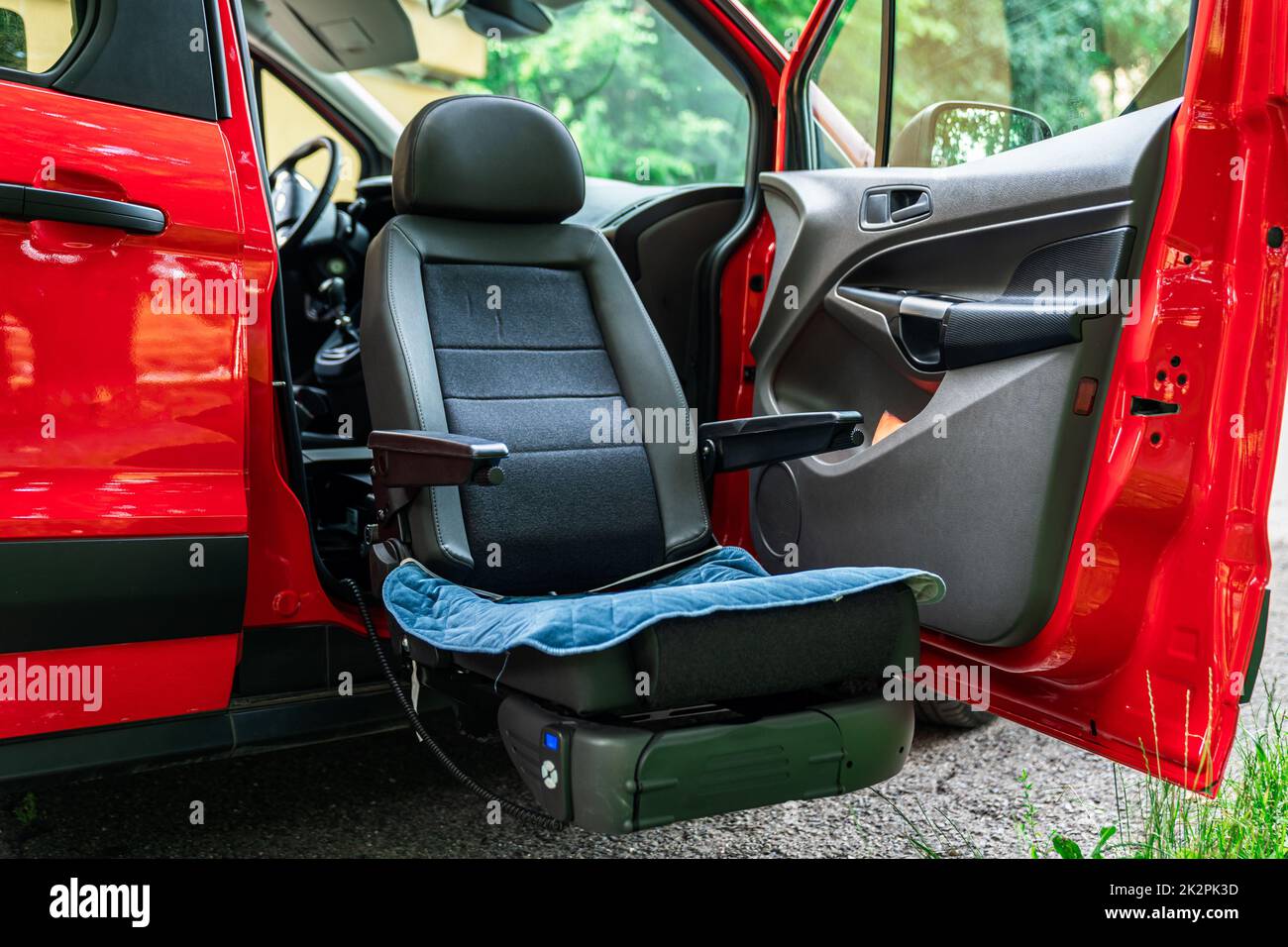 Rotes Auto für Behinderte angepasst Stockfoto