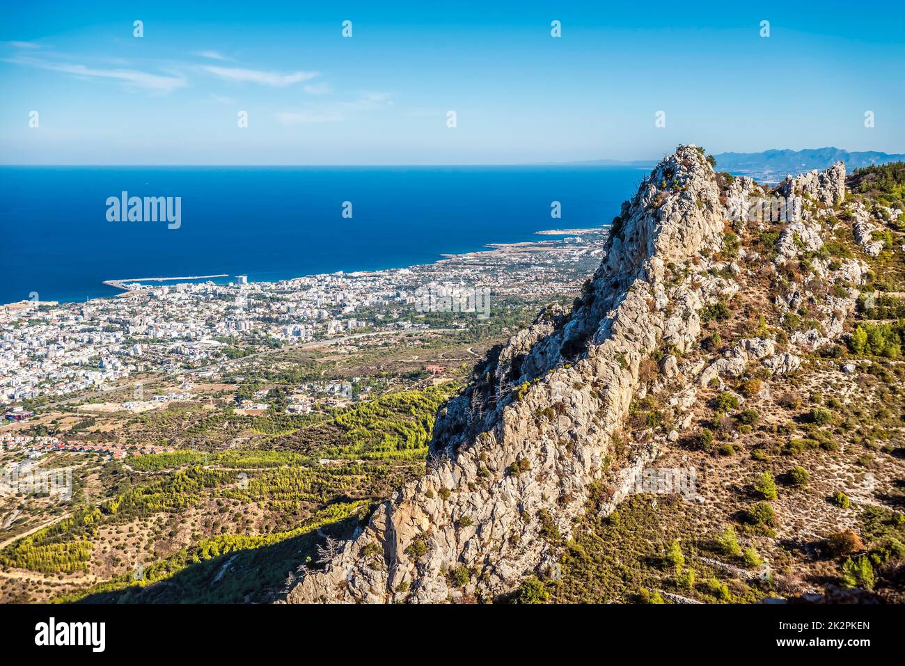 Blick auf Kyrenia vom Schloss St. Hilarion. Bezirk Kyrenia, Zypern Stockfoto