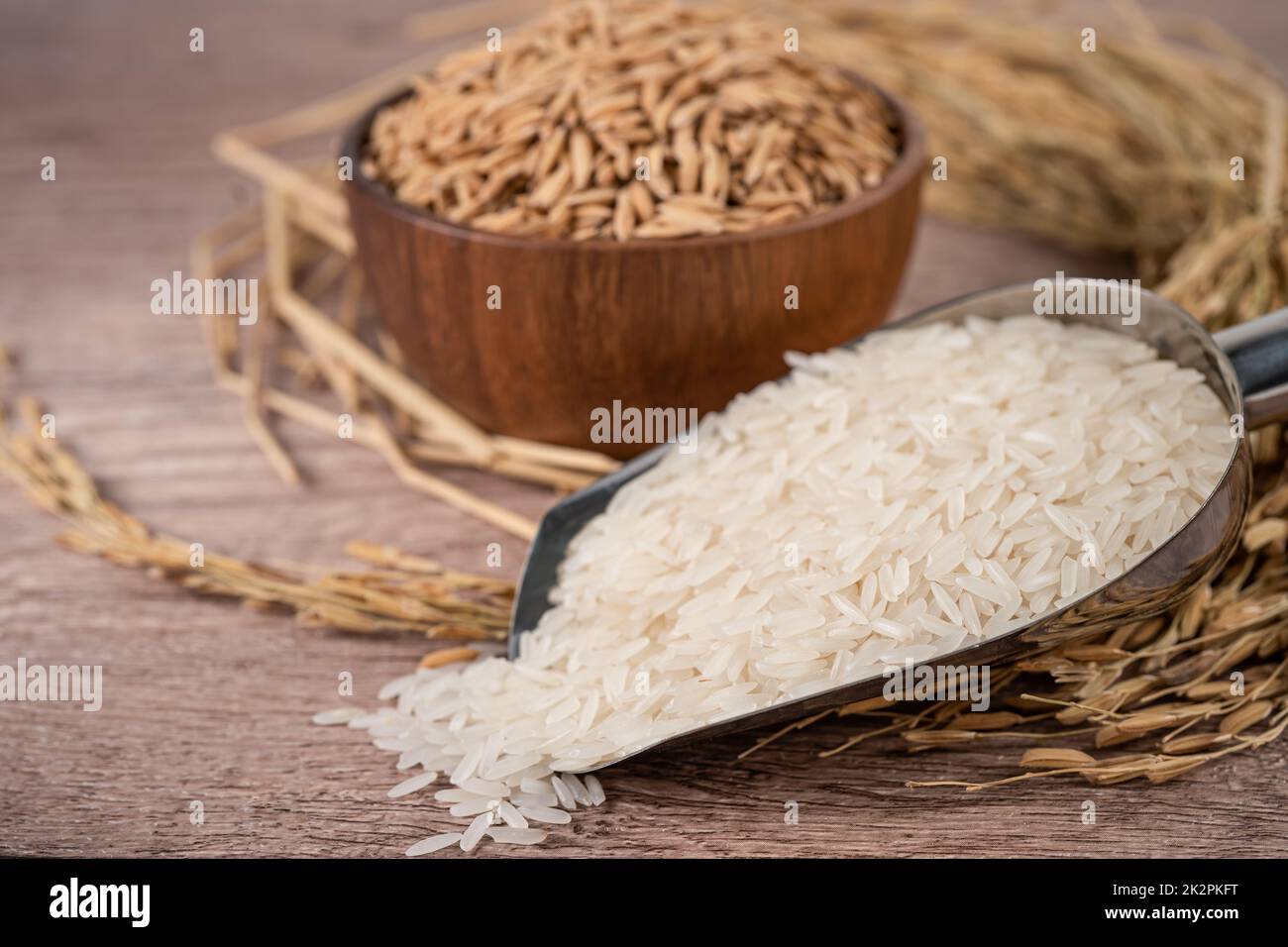 Reiskorn In Luftröhre Was Tun Jasmin weißer Reis in Holzschale mit Goldkorn aus Landwirtschaft