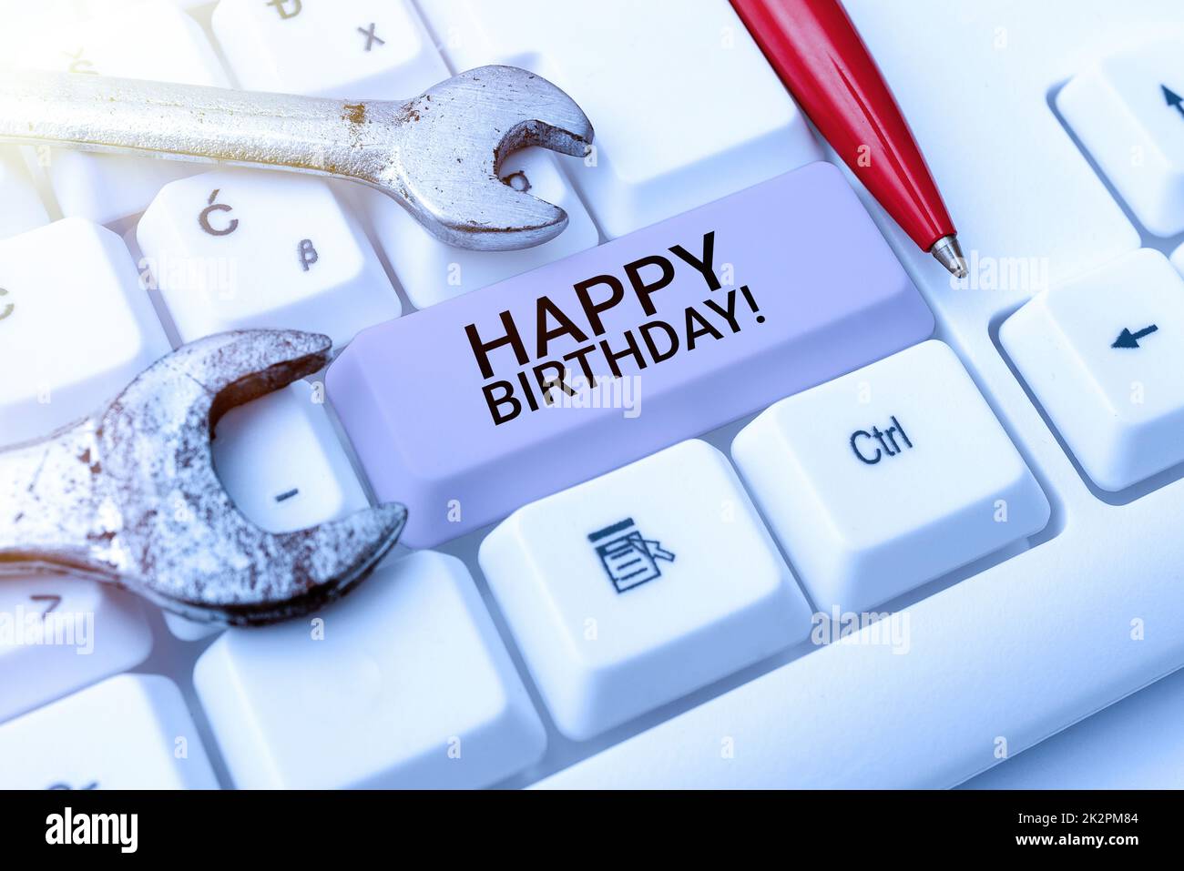 Konzeptionelle Darstellung Happy BirthdayDer Geburtstag einer Person wird mit Geschenken gefeiert. Internet-Konzept der Geburtstag einer Person ist Stockfoto