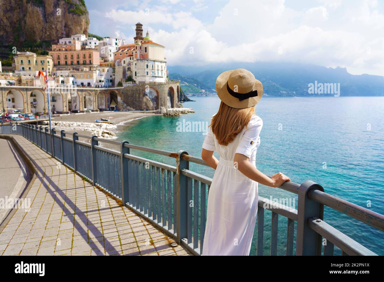 Urlaub an der Amalfiküste. Rückansicht der schönen Mode Mädchen genießen Blick auf das Dorf Atrani an der Amalfiküste. Urlaub Italy im Sommer. Stockfoto