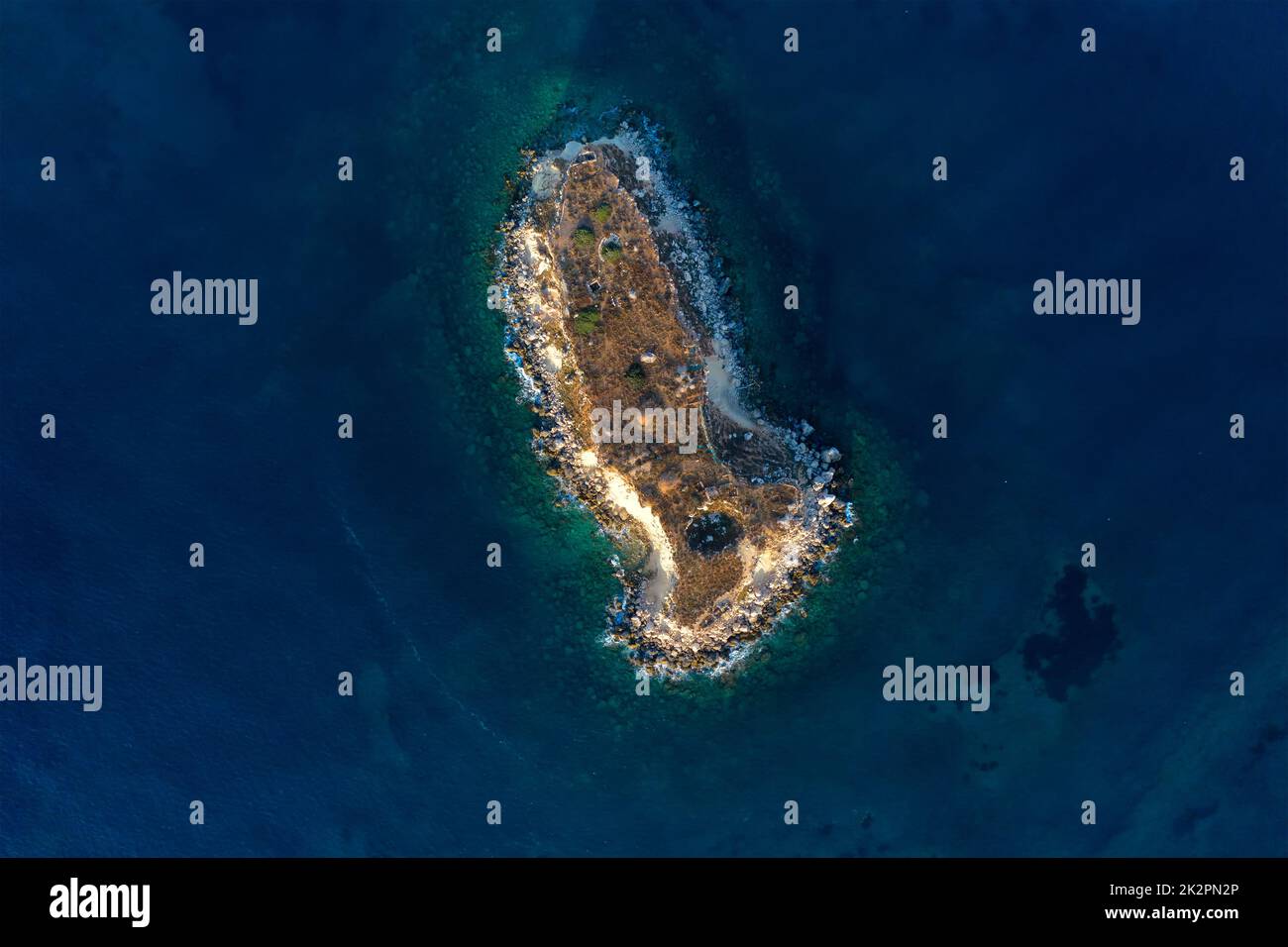 Blick von oben auf Yeronisos oder die Heilige Insel an der Westküste Zyperns Stockfoto