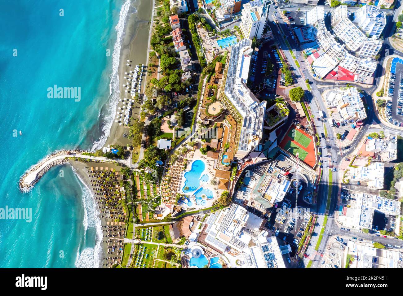 Luftdrone mit Blick auf das Stadtbild von Limassol. Zypern Stockfoto