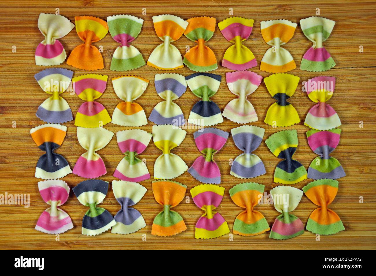 Reihen von Rainbow Pasta Bows Stockfoto