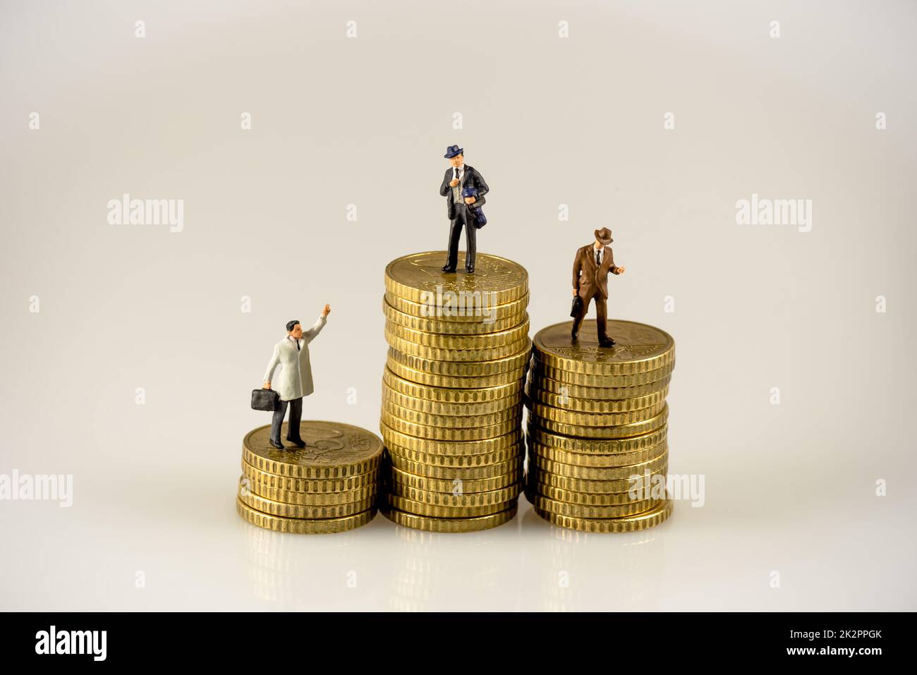 Geschäftsmann auf Münzen Stapel Stockfoto