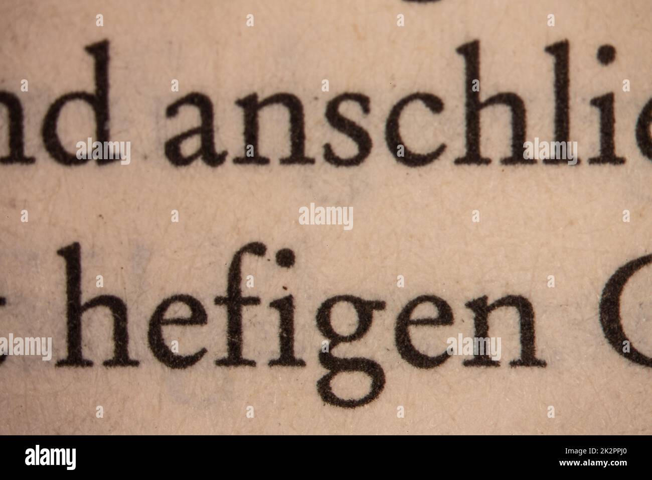 Text auf altem, billigem Papier gedruckt Stockfoto