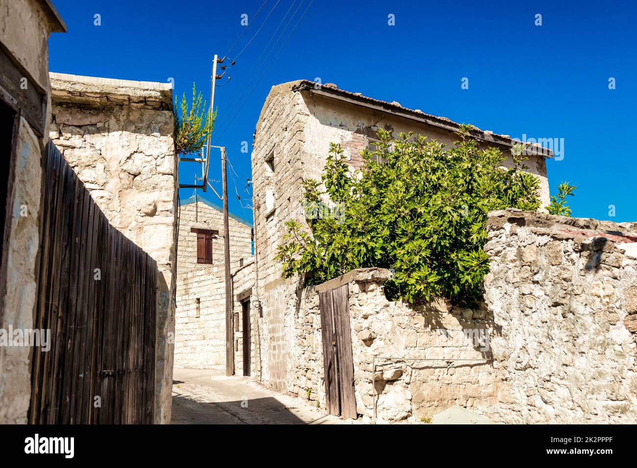 Charmante alte Straße des Dora-Bergdorfes. Bezirk Limassol, Zypern Stockfoto