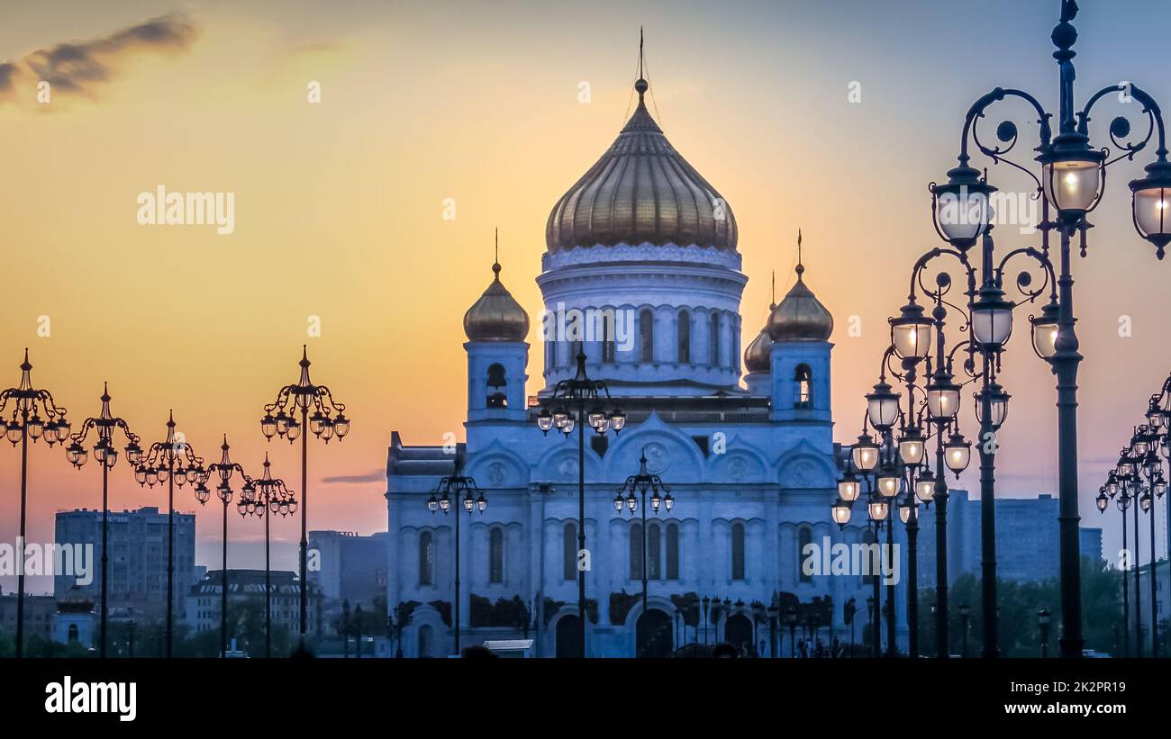 Christ the Saviour Cathedral und Straßenlaternen bei Sonnenaufgang, Moskau, Russland Stockfoto