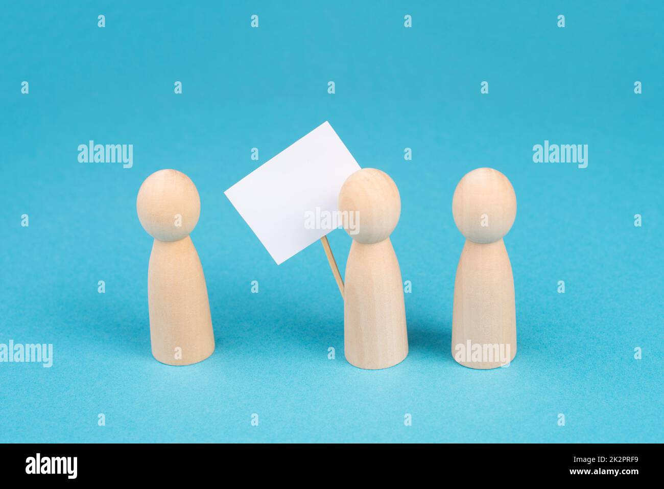 Gruppe von Demonstranten mit leerem Schild, Demonstration für Menschenrechte und Freiheit, politische Bewegung, Aktivisten gegen Krieg Stockfoto