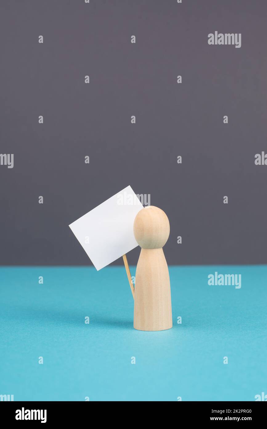 Protestler mit leerem Schild, Demonstration für Menschenrechte und Freiheit, politische Bewegung, Aktivisten gegen Krieg Stockfoto