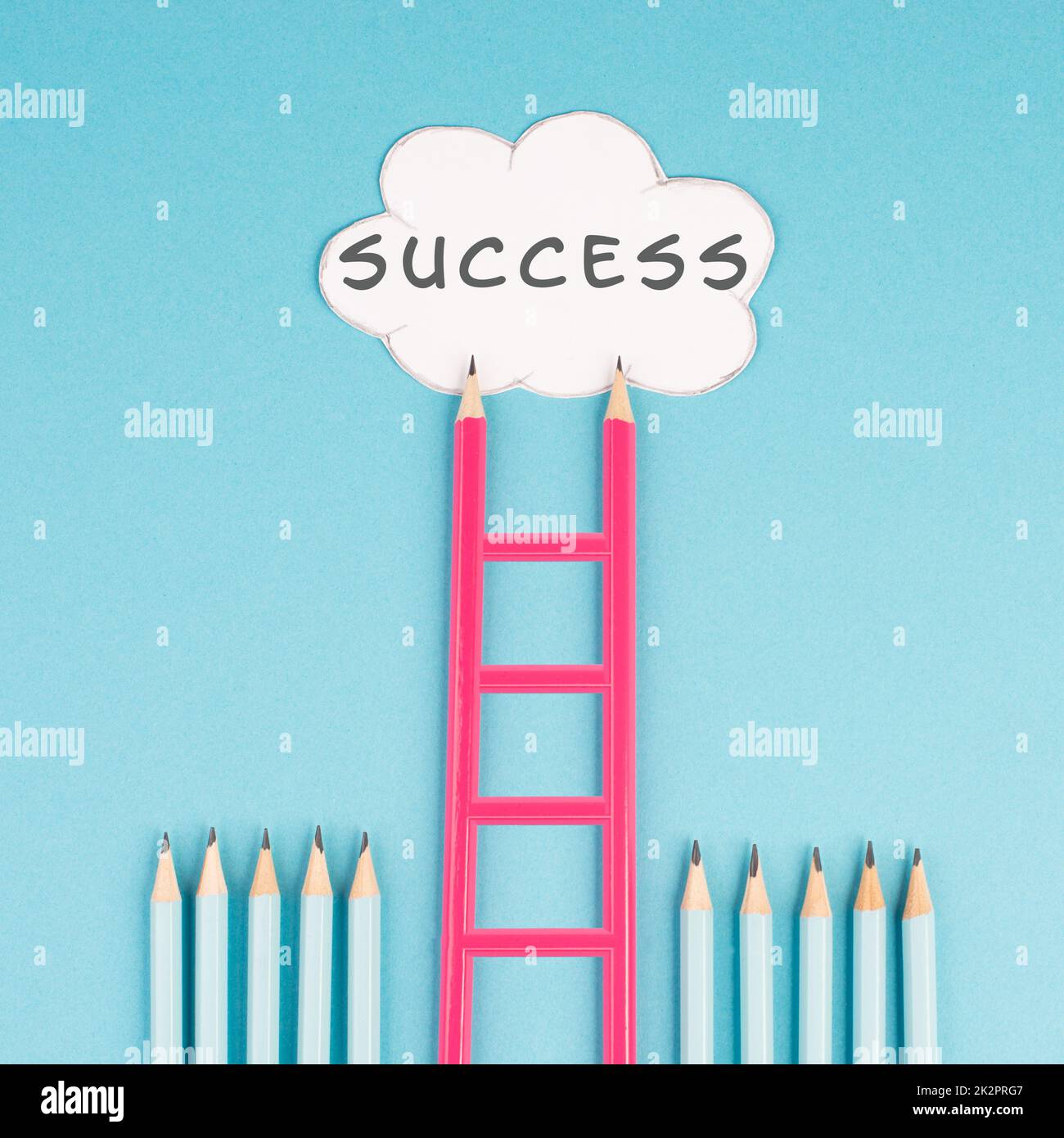 Erfolgsleiter Aufbau mit Bleistiften, Opportunity-Strategie, blauer Hintergrund, Textbereich, schrittweises Konzept, Fortschritt in Wirtschaft und Bildung, haben ein Ziel Stockfoto