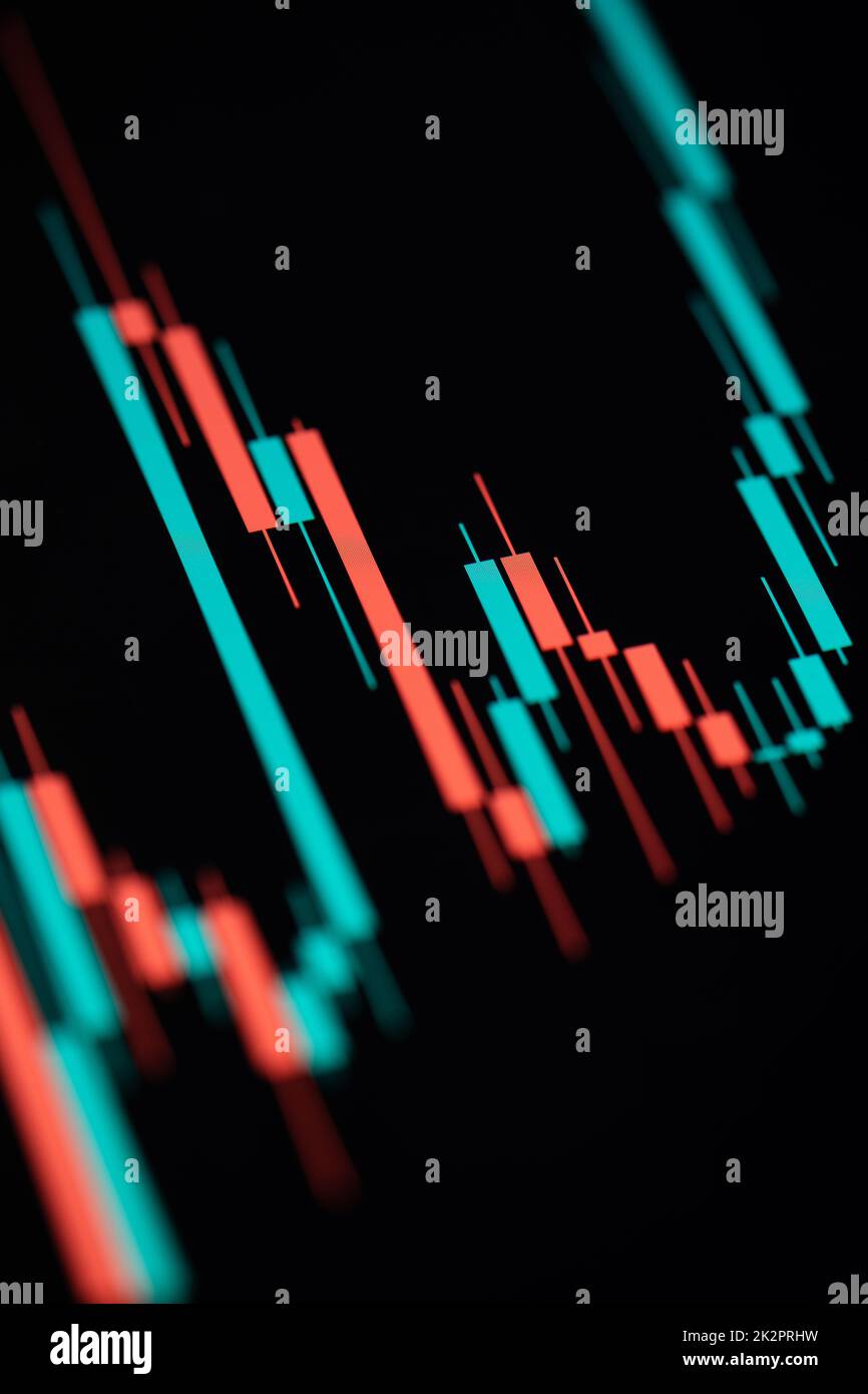 Digitaler Bildschirm mit Finanzhandelsdiagramm und Preistrend bei Kryptowährungen. Stockfoto