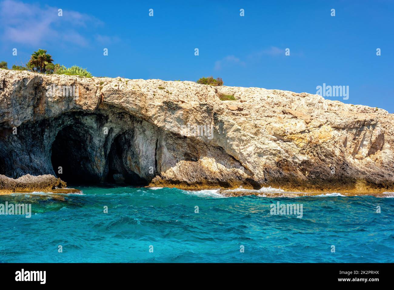 Höhlen von Cape Greco in der Nähe von Ayia Napa. Bezirk Famagusta, Zypern Stockfoto