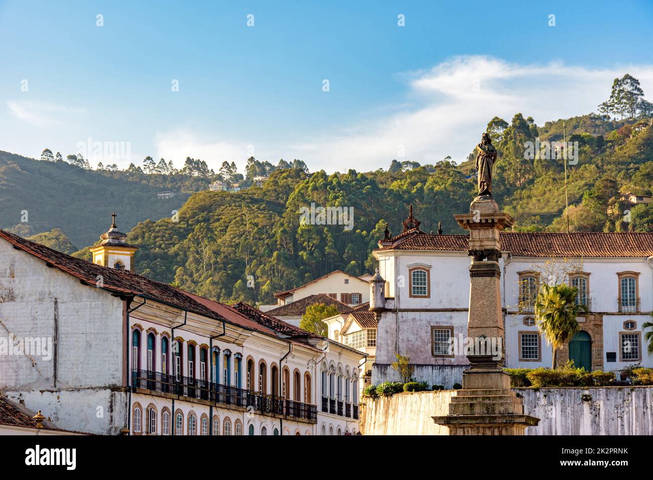 Historische Gebäude und Denkmäler auf dem zentralen Platz der Stadt Ouro Preto Stockfoto