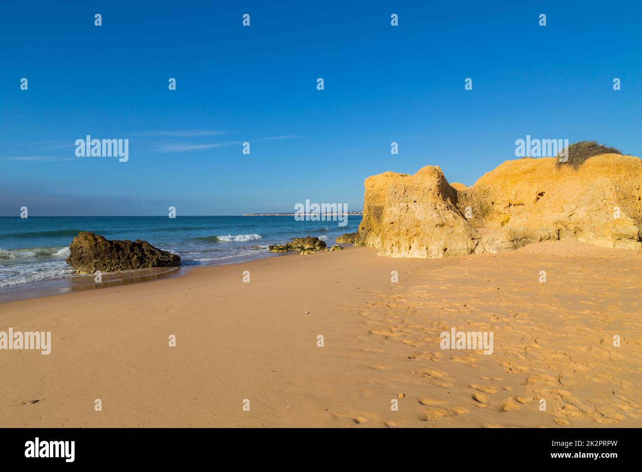 Leerer Strand an der Algarve Stockfoto