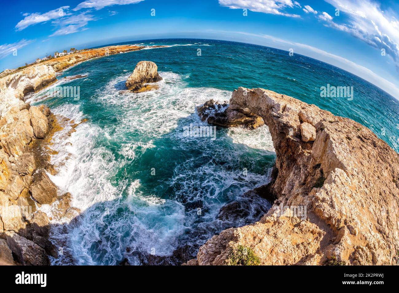 Meereshöhlen in der Nähe von Ayia Napa. Die Südostküste Zyperns Stockfoto