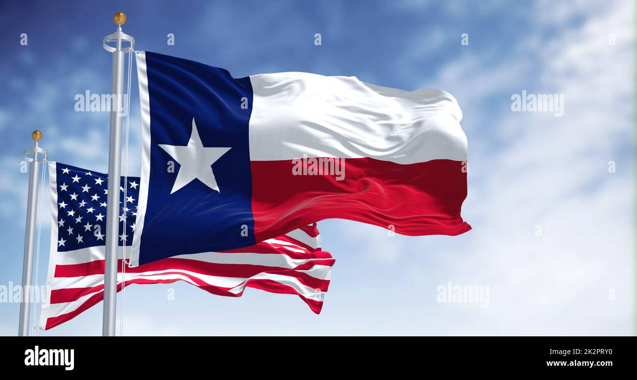 Die Staatsflagge von Texas winkt zusammen mit der Nationalflagge der Vereinigten Staaten von Amerika Stockfoto