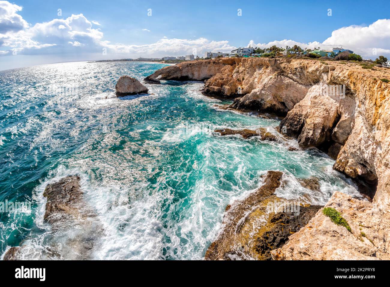 Die felsige Küste von Cape Greco in der Nähe von Ayia Napa. Bezirk Famagusta, Zypern Stockfoto