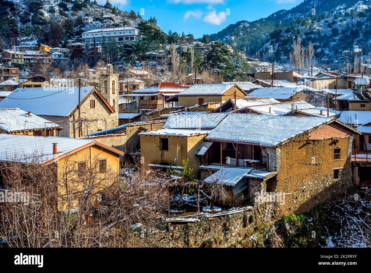 Sonniger Wintertag im Dorf Kakopetria. Bezirk Nikosia, Zypern Stockfoto