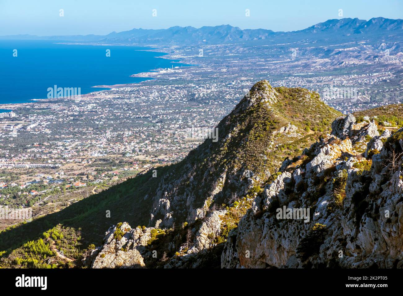 Blick auf die Nordküste von den Ruinen von St. Hilarion Castle. Bezirk Kyrenia, Zypern Stockfoto