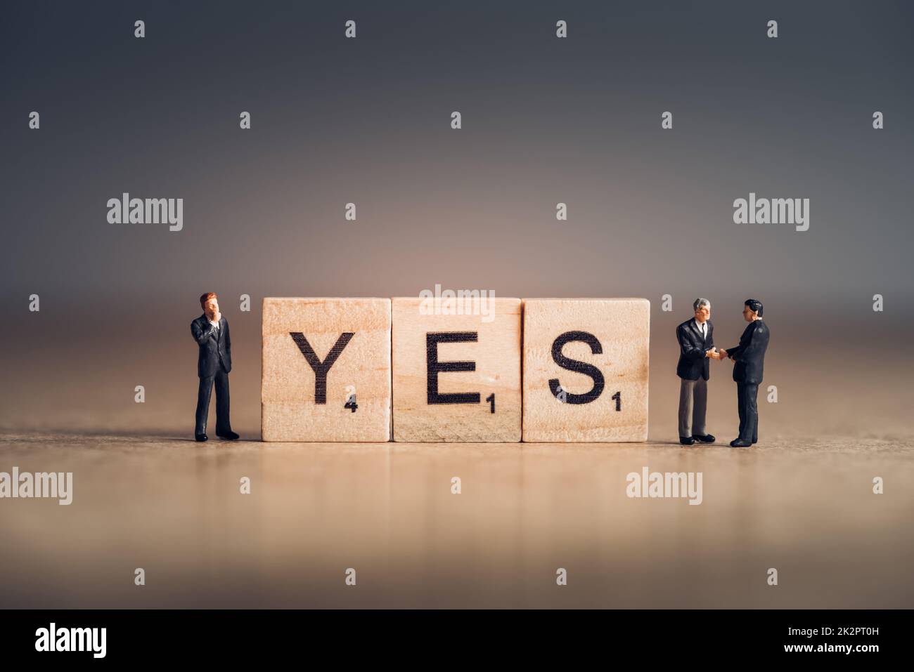 Holzfliesen mit Buchstaben, die das Wort "Ja" buchstabieren. Geschäftskonzept Stockfoto