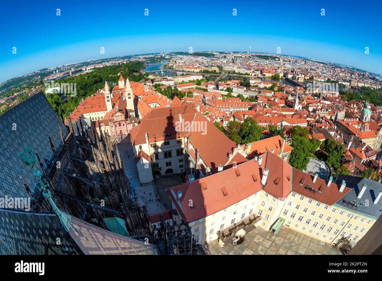 Panoramablick auf das historische Zentrum von Prag vom Südturm des Veitsdoms. Prag, Tschechische Republik Stockfoto