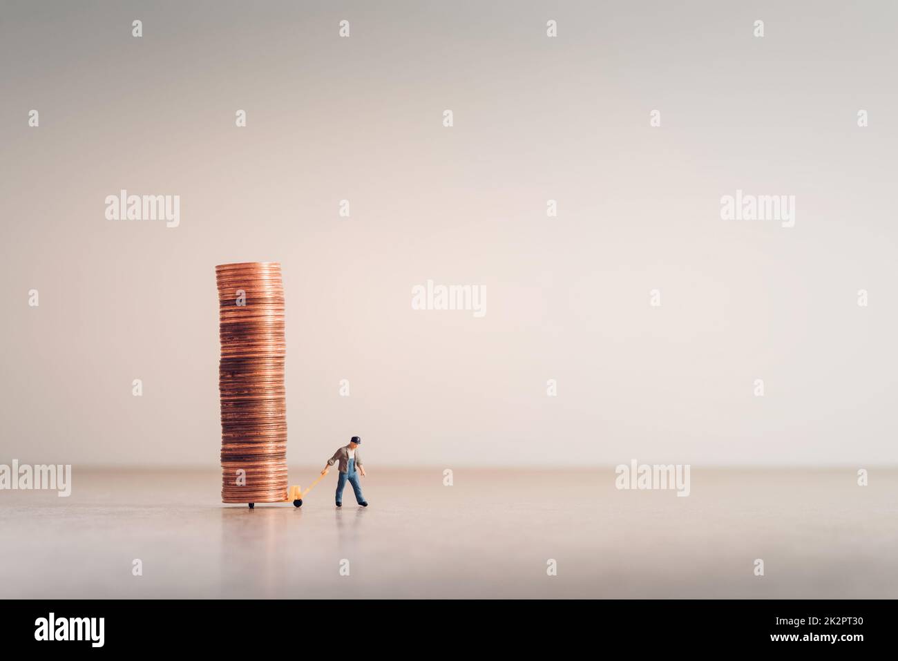 Arbeiter mit einem Handwagen voller Münzen Stockfoto