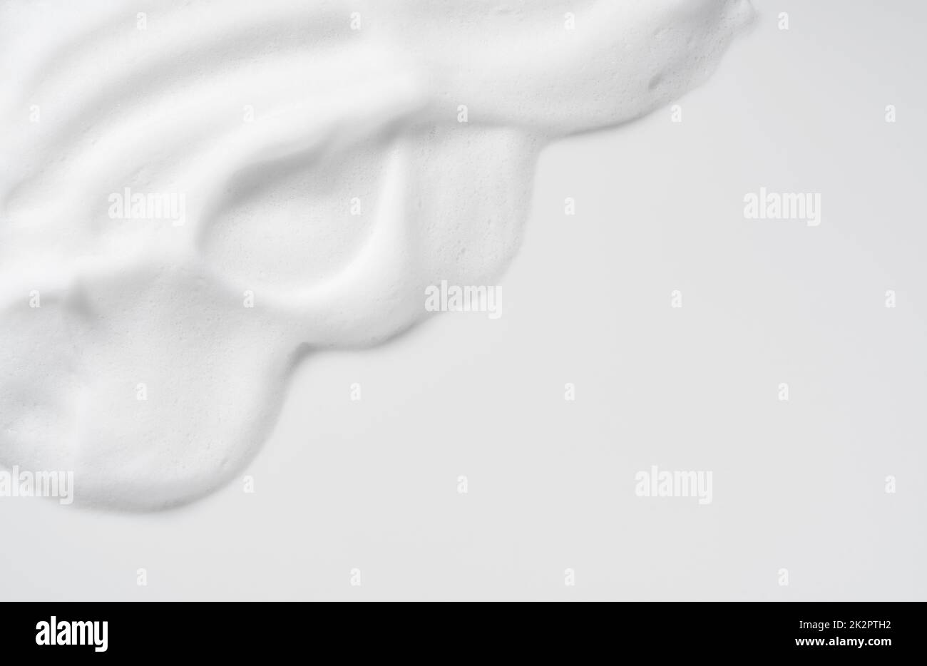 Hautpflegemittel Schaumstruktur. Kopieren Sie Leerzeichen und Seifenblasen auf weißem Hintergrund. Stockfoto