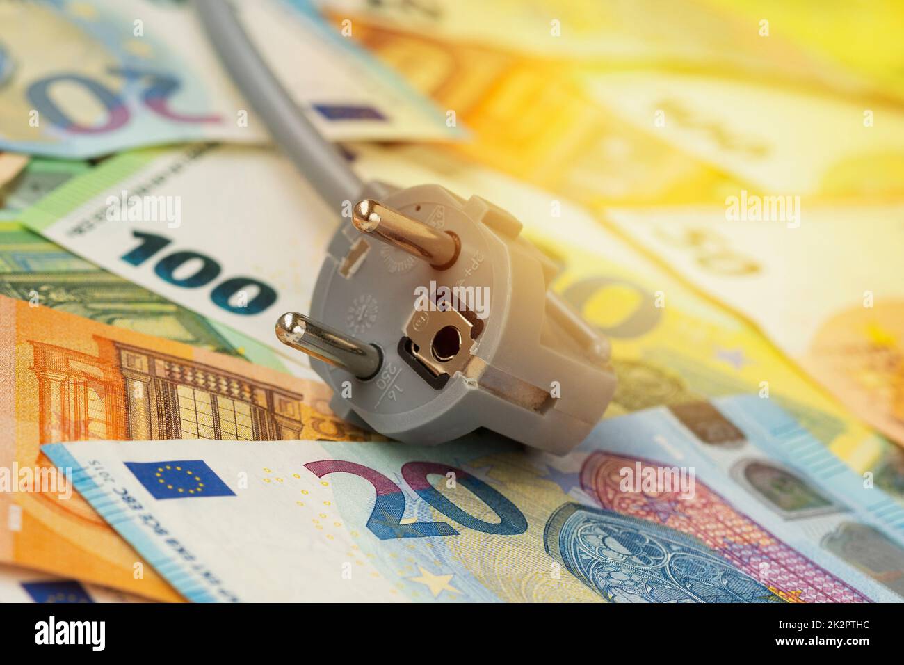 Elektrischer Stecker auf Euro-Banknoten Stockfoto