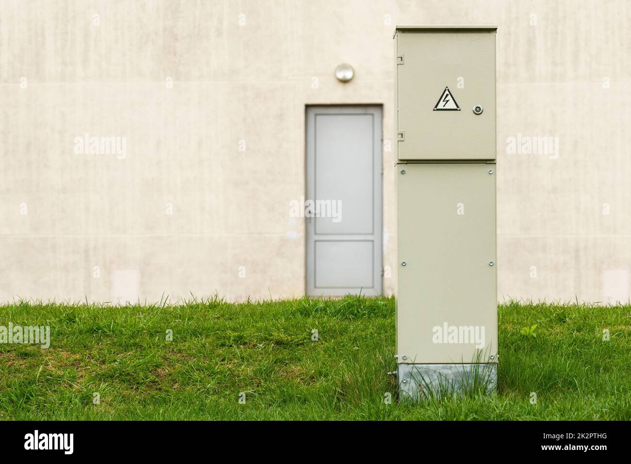 Elektrischer Hochspannungsschrank an der Vorderseite des Gebäudes Stockfoto