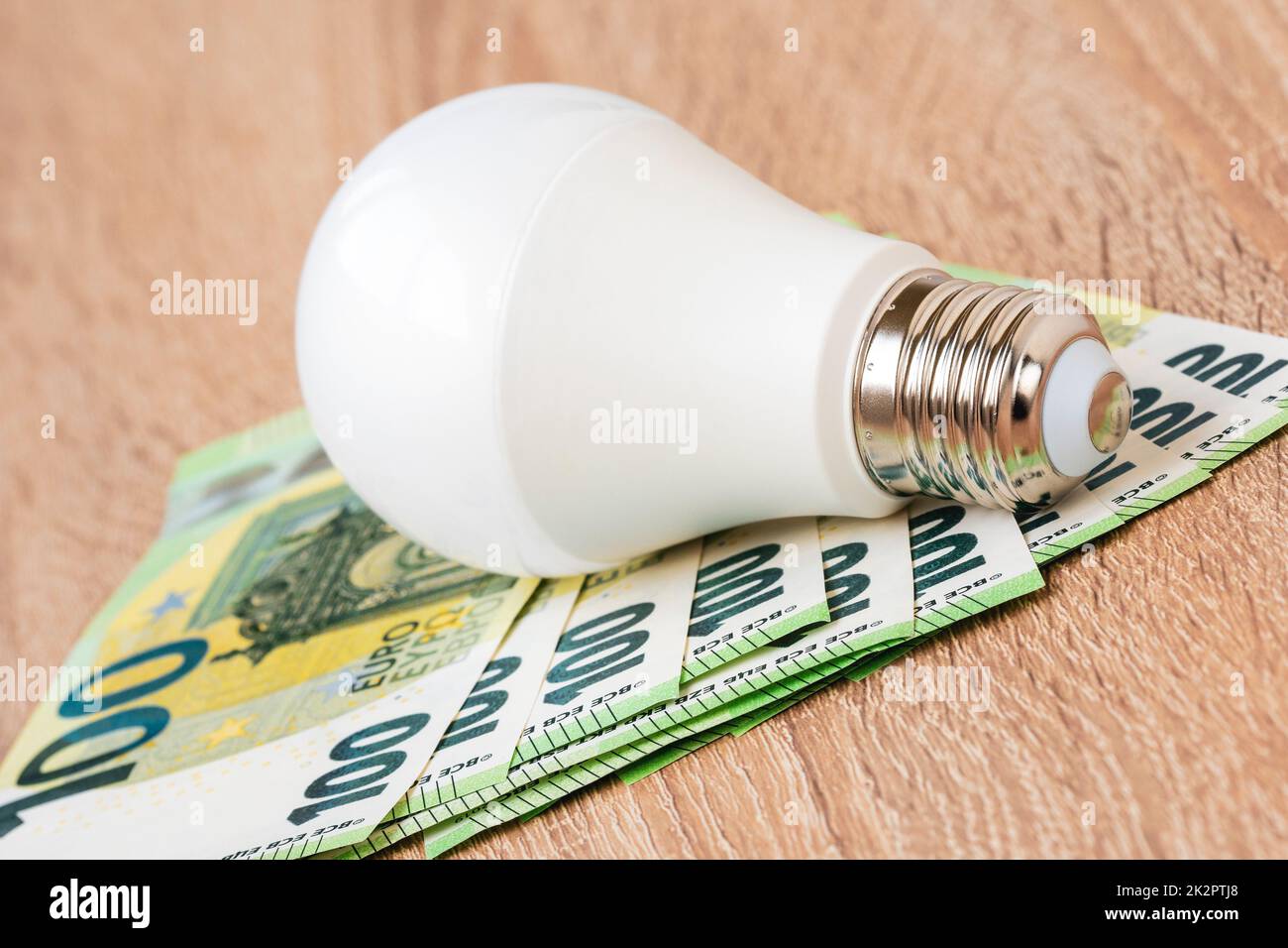 Glühbirne auf Banknoten von hundert Euro Stockfoto