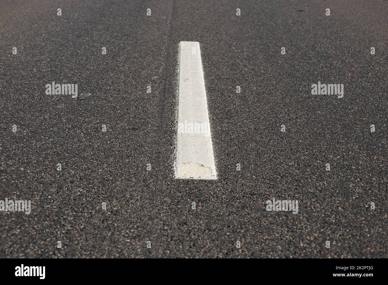Asphaltstraße mit einer einzigen festen weißen Linie Straßenmarkierung Stockfoto