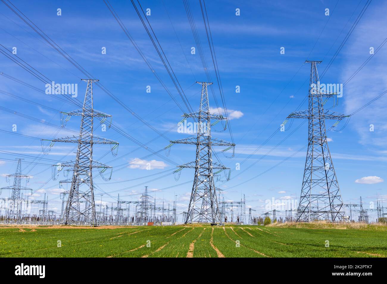 Hochspannungstürme, Übertragungsleitungen, Kabel an Transformatoren und Verteilerstation Stockfoto