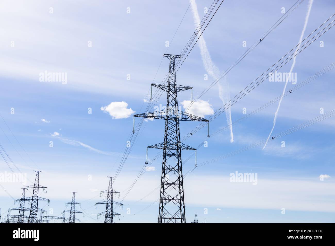 Hochspannungsmast oder Hochspannungsstromturm und Übertragungsleitungen Stockfoto