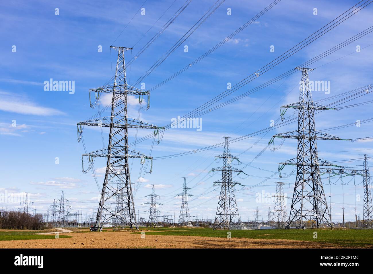 Hochspannungsmasten, Übertragungsleitungen und Verteilerstation Stockfoto