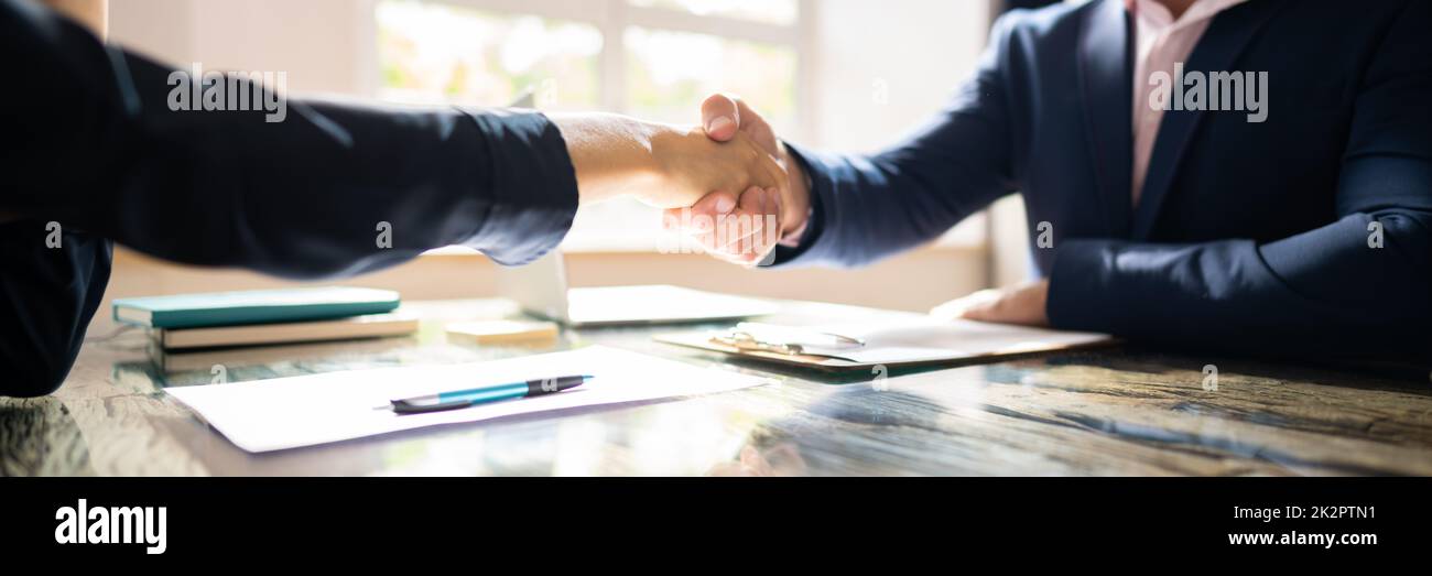 Händeschütteln Beim Interview Stockfoto