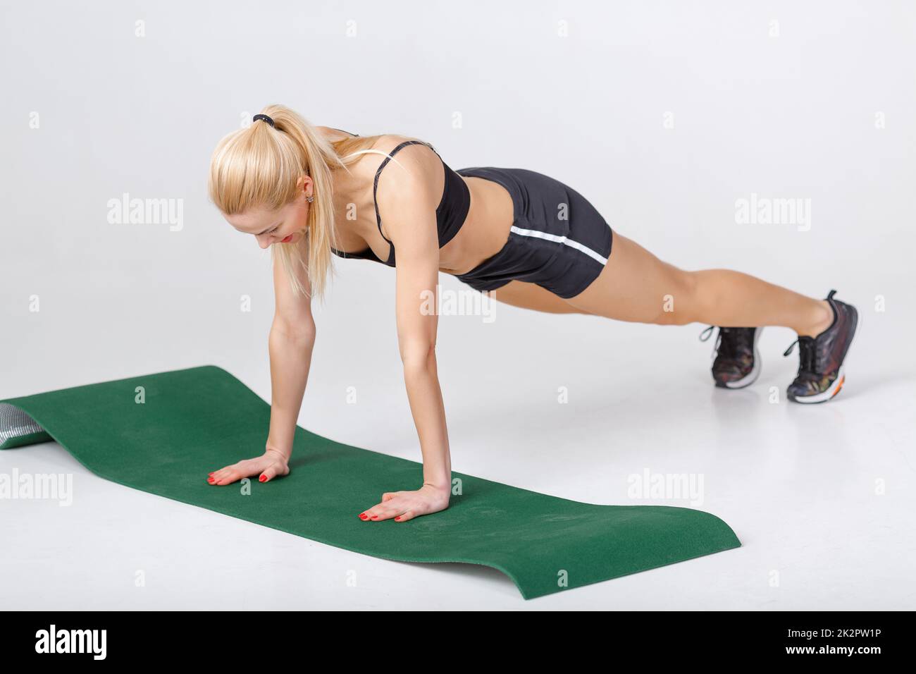 Frau Übungen auf Fitness Matte Stockfoto