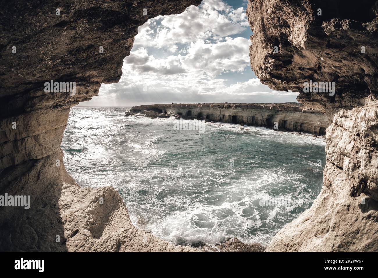 Meereshöhle im Felsen mit Blick auf das Meer. Ayia Napa, Zypern Stockfoto