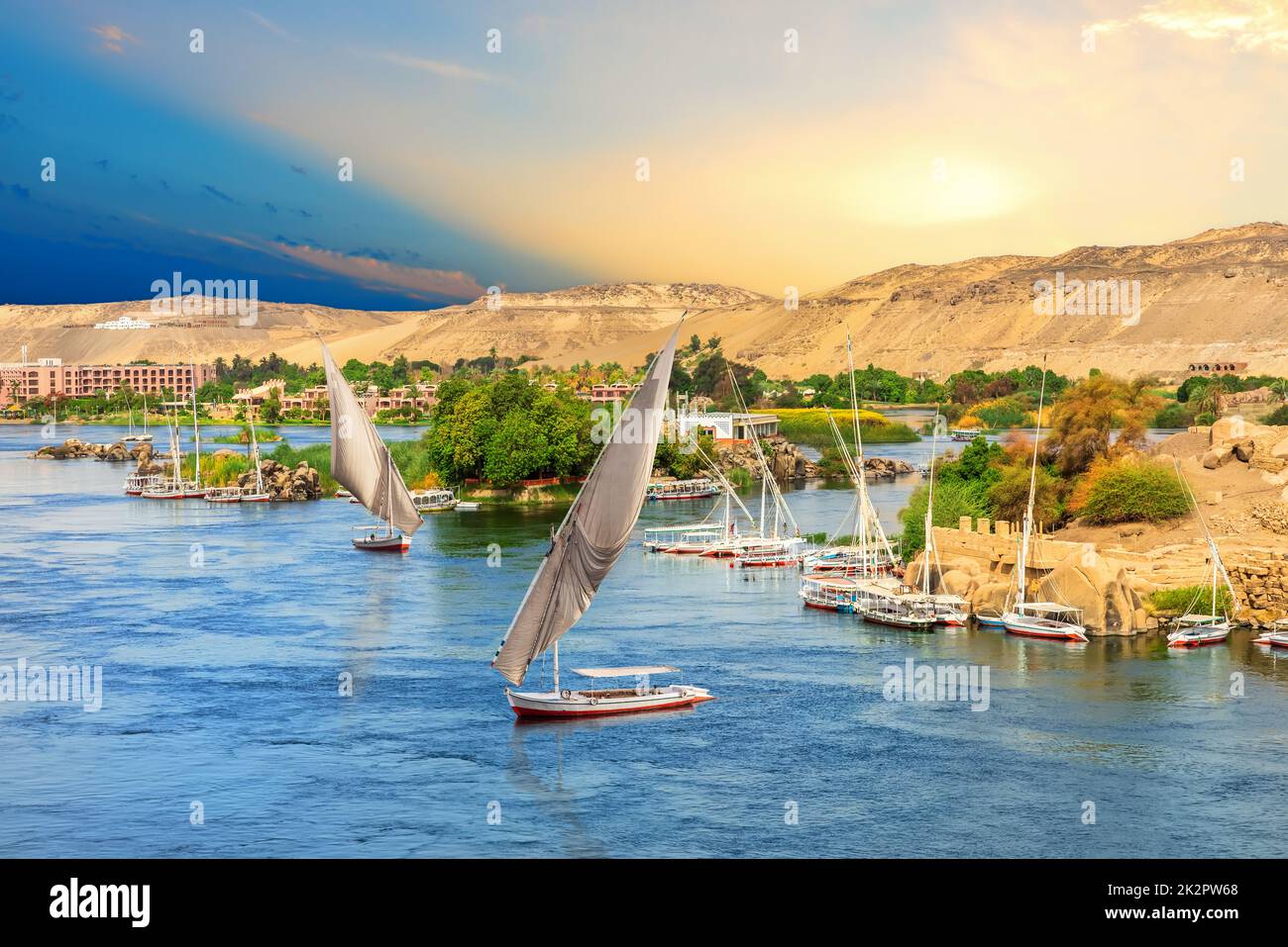 Segelboote vor den Hügeln des Nils in Assuan, Ägypten Stockfoto