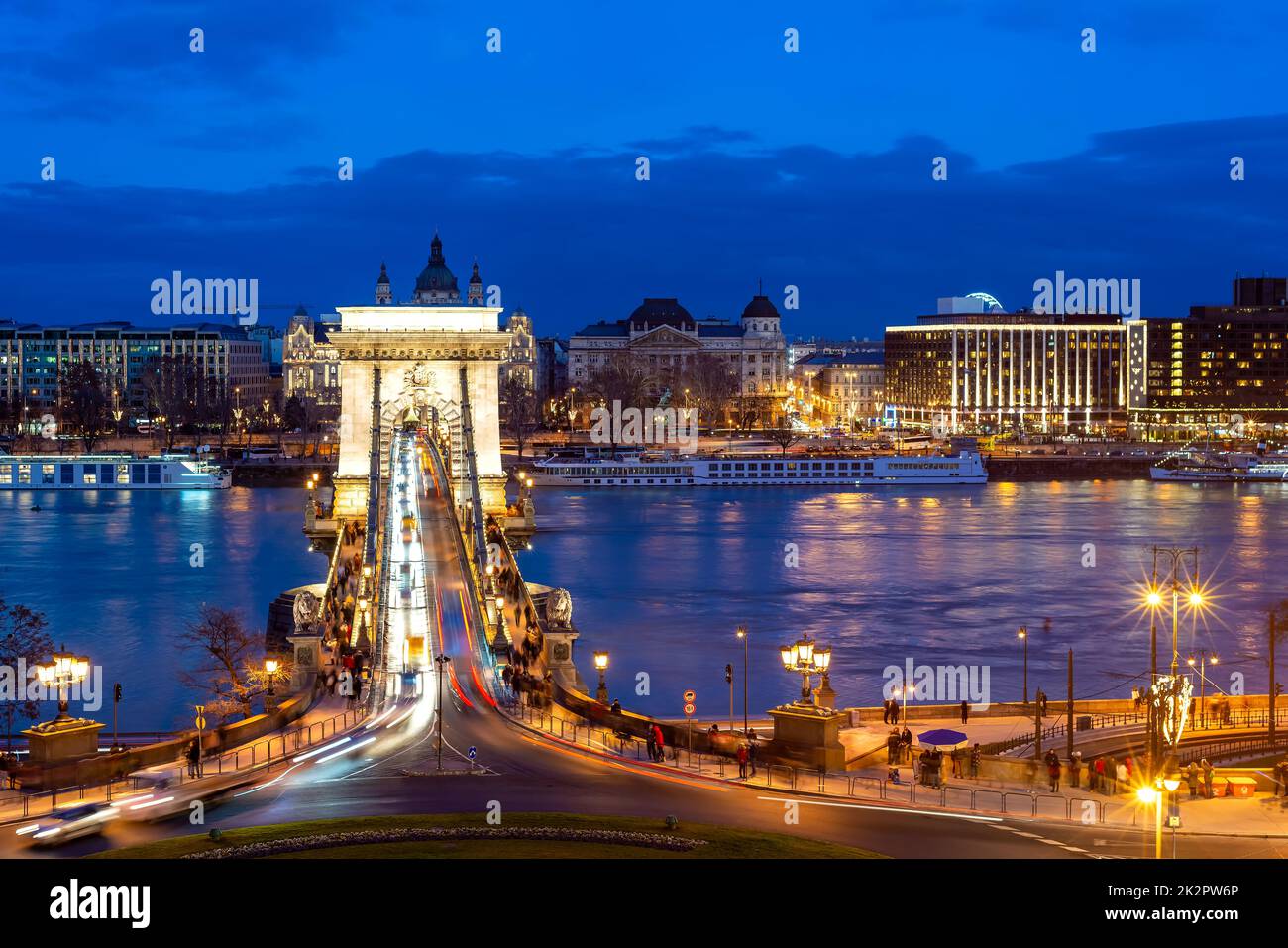 Kettenbrücke aus dem 19. Jahrhundert (Szechenyi Lanchid) und Budapest Stadtbild bei Nacht. Budapest, Ungarn Stockfoto