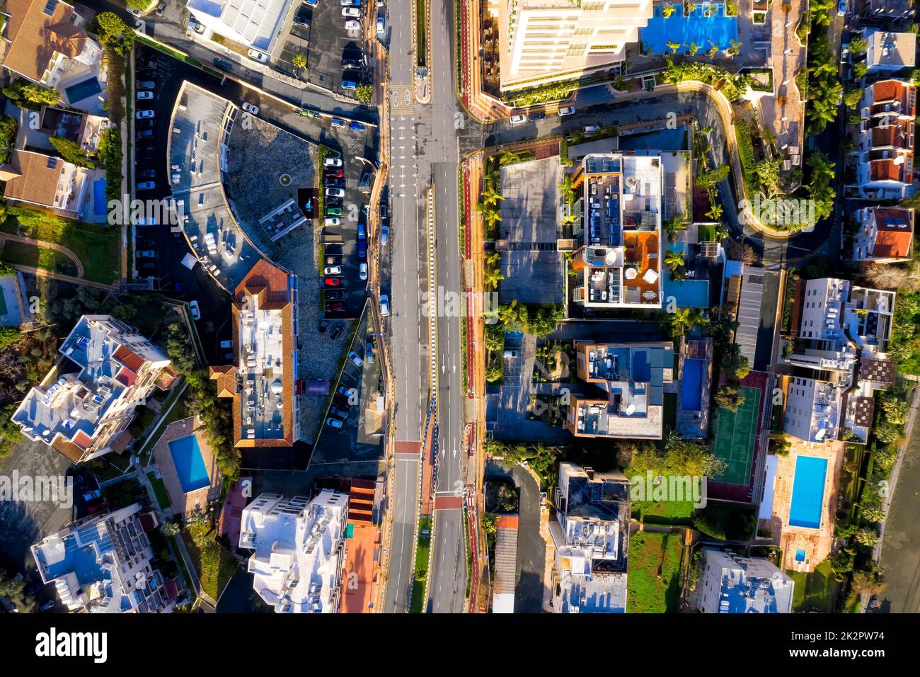 Unvergleichlicher Blick auf die Stadt mit Straßen, Häusern, Gebäuden und Parkplätzen. Limassol, Zypern Stockfoto