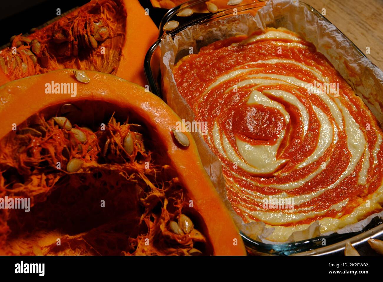 Hausgemachter Kürbiskuchen Käsekuchen mit einem Stück Kürbis. Orangendessert. Vertikales Bild. Draufsicht. Stockfoto
